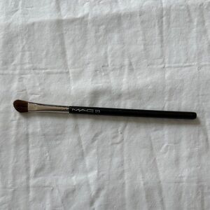 MAC Cosmetics 275 Brush with Black Handle